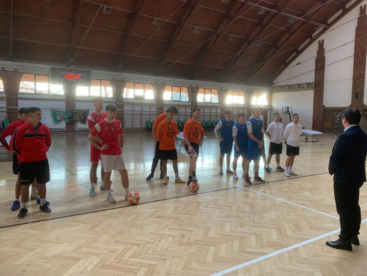 Görbültek az asztalok, pattogtak a labdák: Teqball-ünnep Csengerben
