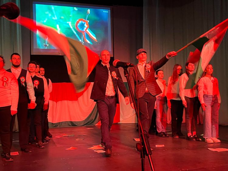 Iskolánk színjátszókörének diákjai és énekkaros tanulói rendhagyó műsorral emlékeztek meg az 1848–49-es forradalom és szabadságharc hőseiről